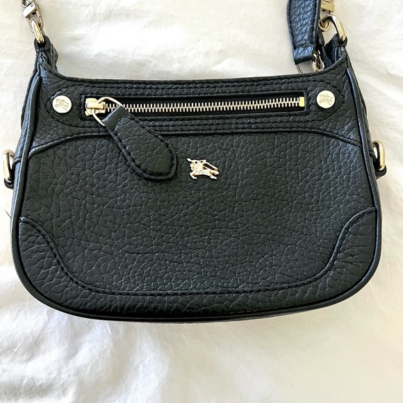 Burberry Black pebbled leather purse with gold tone hardware and chain strap - Picture 6 of 10